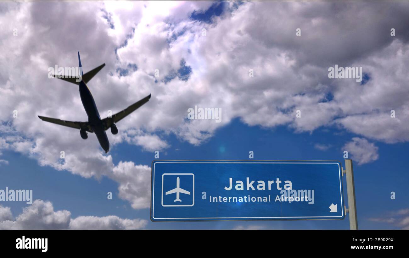Flugzeug Silhouette Landung in Jakarta, Indonesien. Ankunft in der Stadt mit Hinweisschild zum internationalen Flughafen und blauem Himmel im Hintergrund. Reise, drei Stockfoto