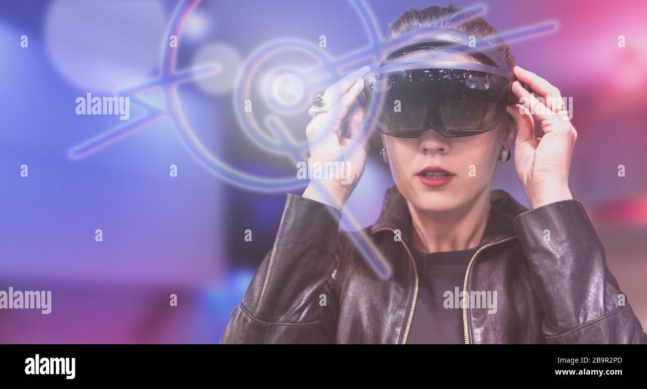 Portrait der jungen kaukasischen Frau unter Verwendung der erweiterten und virtuellen Realität mit holografischen Hololen-Brillen. Unscharfer Hintergrund in Pink, Magenta und Blau. Fu Stockfoto