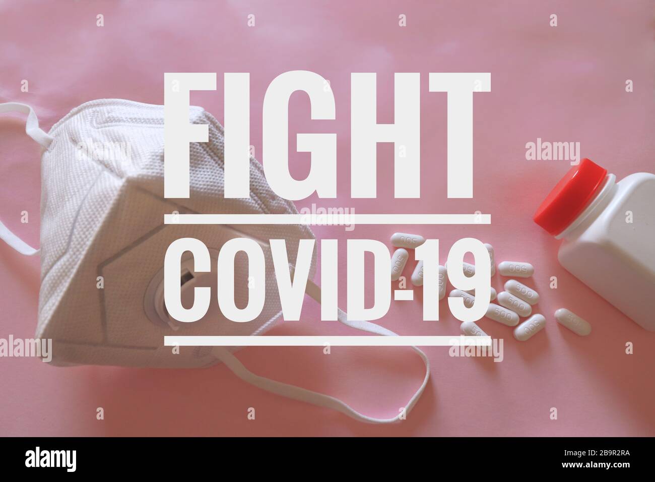 N95 maskieren Sie vor einem rosafarbenen Hintergrund mit den Worten "Fight Covid-19", um das Bewusstsein für den Ausbruch zu schärfen Stockfoto