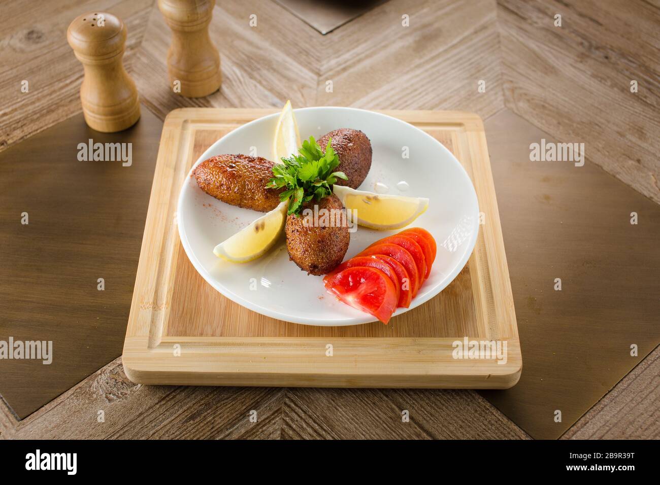 Türkische Küche, Bulgur-beschichtete Fleischbällchen - icli kofte Stockfoto