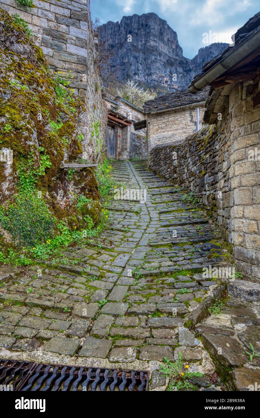 Fantastischer Blick vom Dorf Papigo in Griechenland. Wunderschöner mystischer Berg Astraka und fantastische Zagori-Natur, Epirus, Griechenland Stockfoto