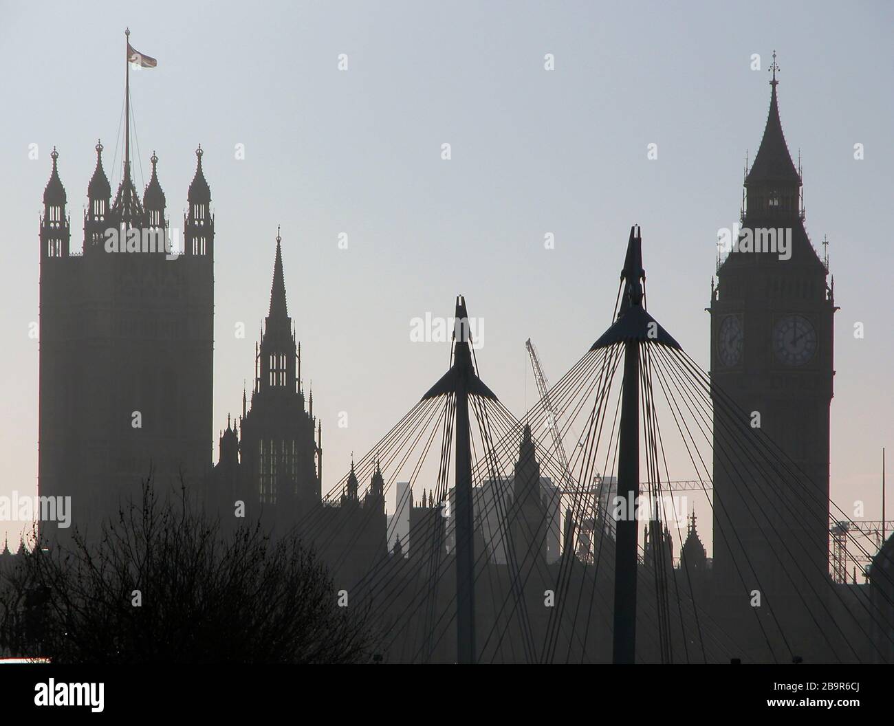 Der Palast von Westminster, London, England, mit der Golden Jubilee Bridge im Vordergrund Stockfoto