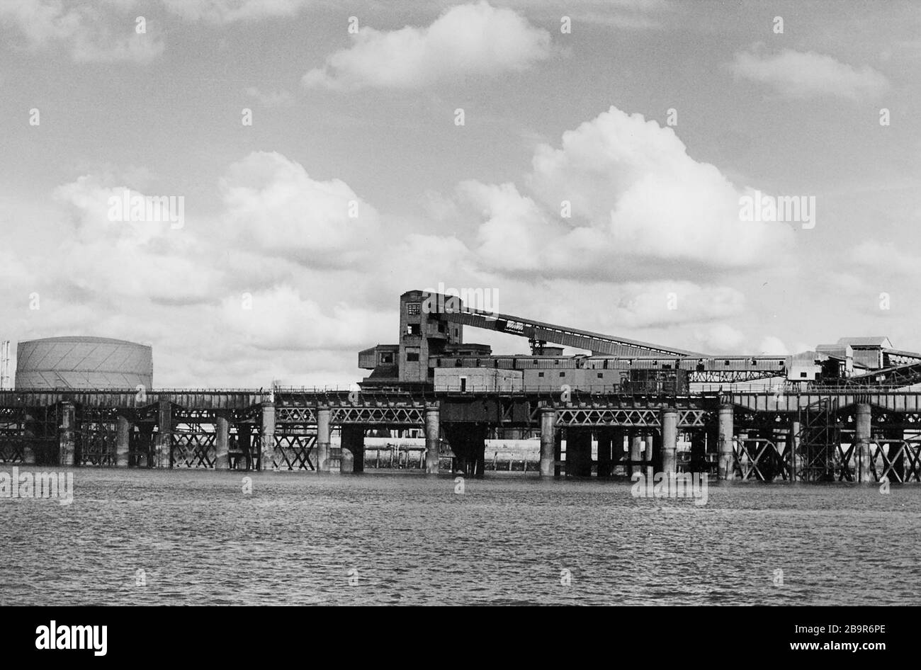 Becton Gasworks Pier an der Themse in Gallions Reach, East Ham, London, England, Großbritannien: Aufgegeben und vor der Neuentwicklung, ca. 1984. Schwarzweiß-Filmfoto Stockfoto