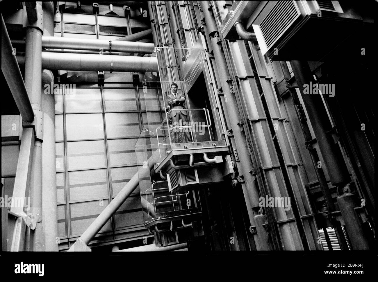 City of London. Lloyd's of London Insurance Trading Floor fotografierte 1988 mit Genehmigung. Lloyd's of London, allgemein bekannt als Lloyd's, ist ein Versicherungs- und Rückversicherungsmarkt in London, Großbritannien. Im Gegensatz zu den meisten seiner Mitbewerber in der Branche handelt es sich nicht um eine Versicherungsgesellschaft, sondern Lloyd's ist eine Körperschaft des Lloyd's Act von 1871 und nachfolgende Parlamentsakte. Sie ist als teilweise veränderter Markt tätig, auf dem mehrere in Syndikaten zusammengefasste Finanzdienstleister zusammenkommen, um Risiken zu bündeln und zu verteilen. Diese Underwriter, oder 'Members', sind a Stockfoto