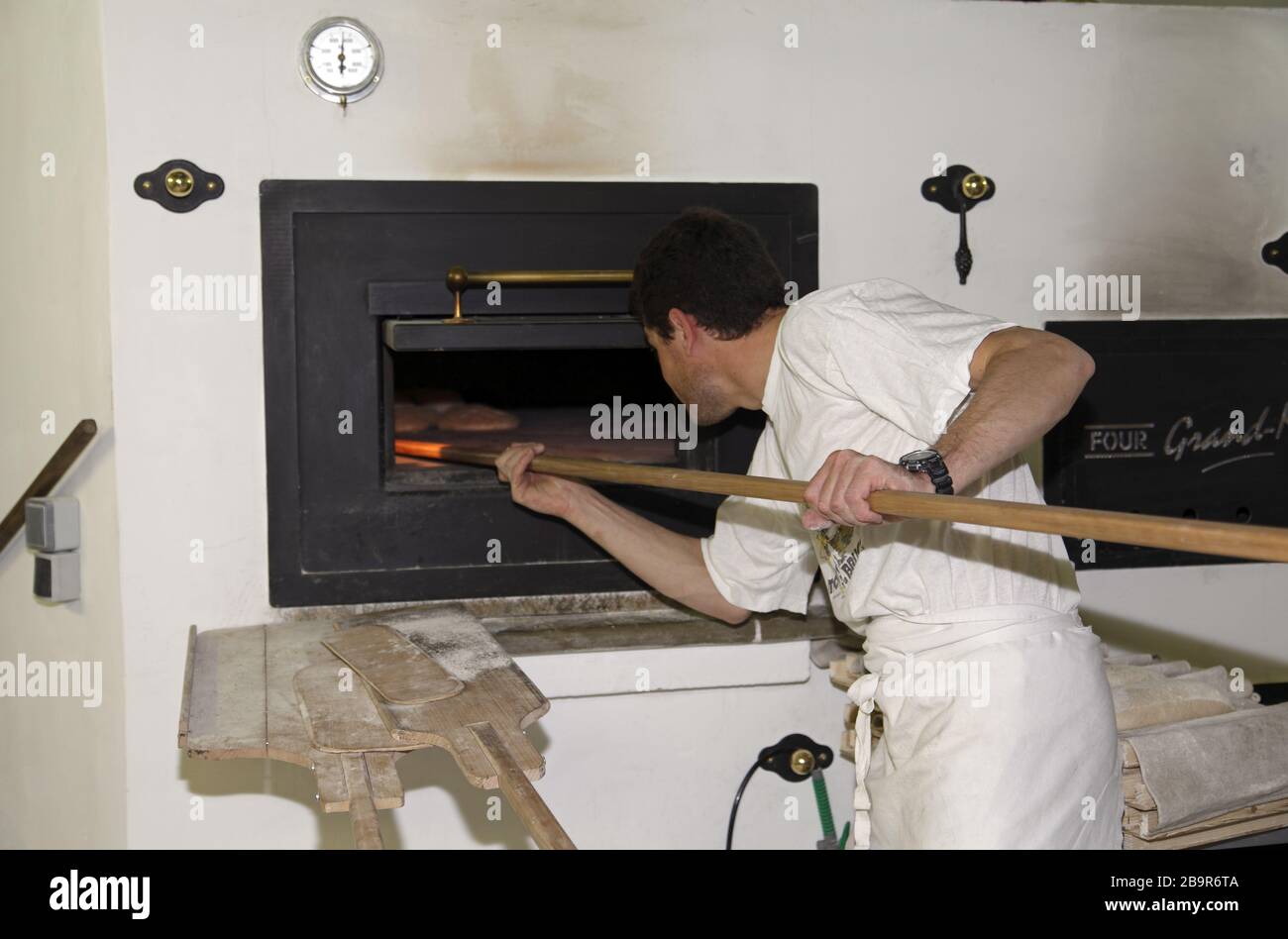 Jean-François Graf, Biobäcker, von Ecocert bei der Arbeit in seiner Werkstatt in Mauguio, Occitanie France, zertifiziert Stockfoto Jean-François Graf, Biobäcker, von Ecocert bei der Arbeit in seiner Werkstatt in Mauguio, Occitanie France, zertifiziert Stockfoto