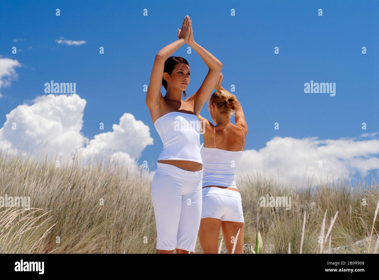 Frauen am Strand, Yoga Stockfoto