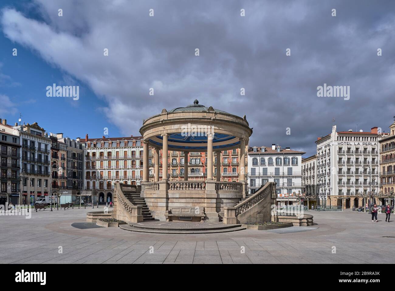 Kiosk mit Ionischen Säulen im Zentrum der Plaza del Castillo in der Stadt Pamplona, Navarra, Spanien, Europa Stockfoto