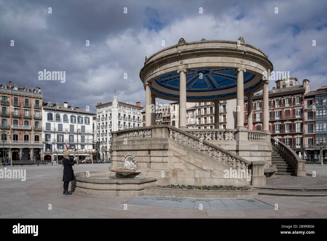 Kiosk mit Ionischen Säulen im Zentrum der Plaza del Castillo in der Stadt Pamplona, Navarra, Spanien, Europa Stockfoto