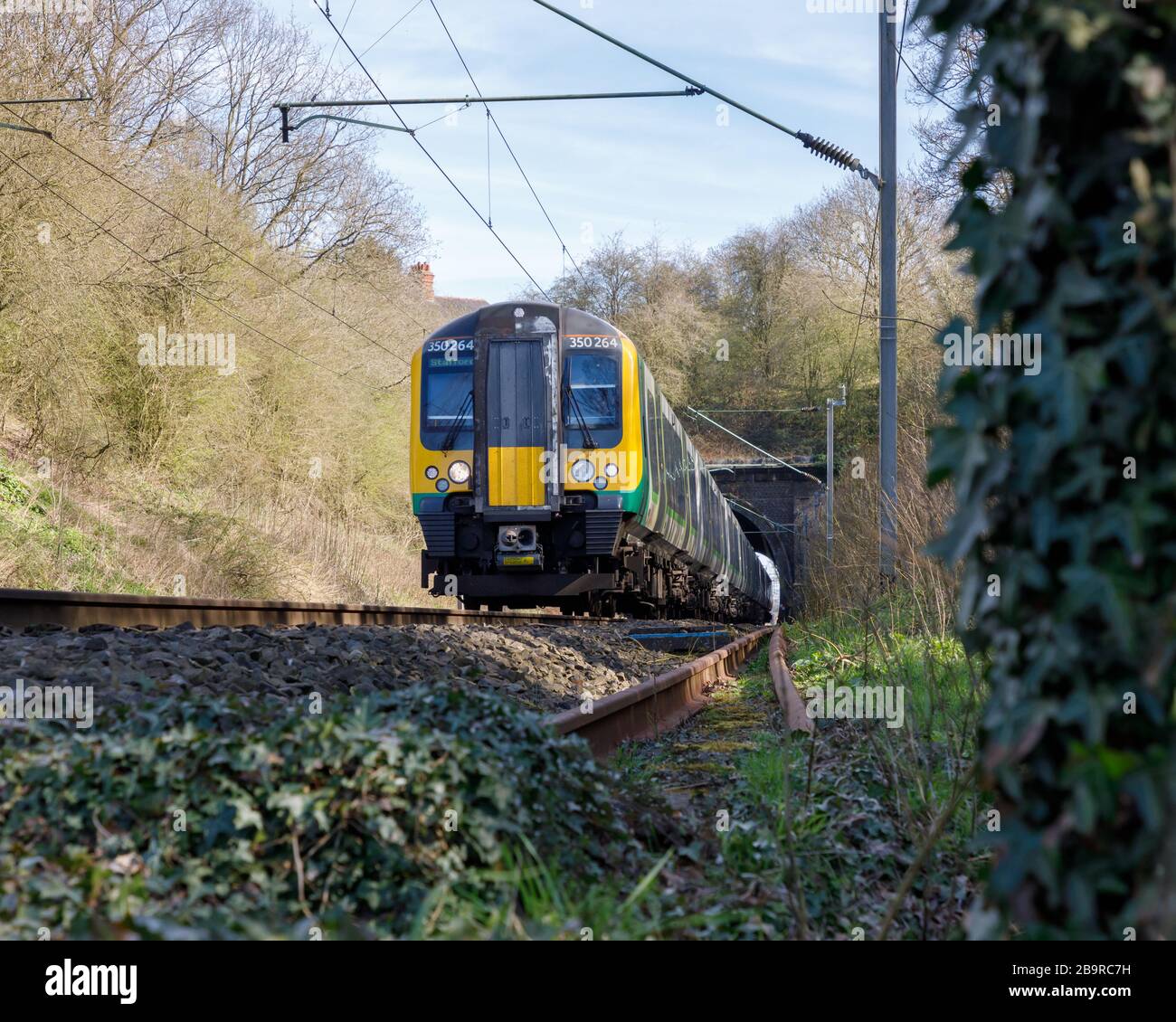Crick, Northamptonshire, Großbritannien, März 2020: Aus dem Crick Loge-Tunnel geht ein Londoner Zug der Northwestern Class 350 EMU nach Stafford hervor. Stockfoto