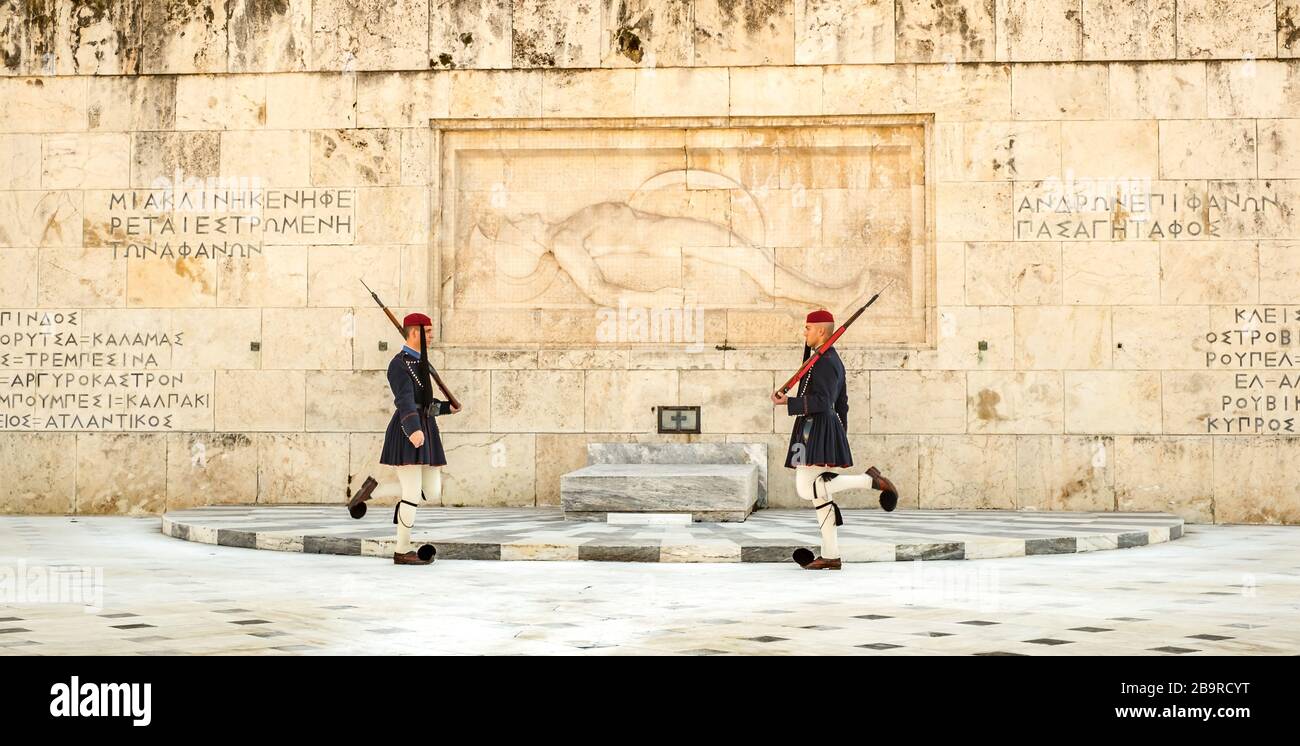 Athen, Griechenland - 18. Februar 2020. Die Wachablösung findet vor dem griechischen Parlamentsgebäude statt Stockfoto