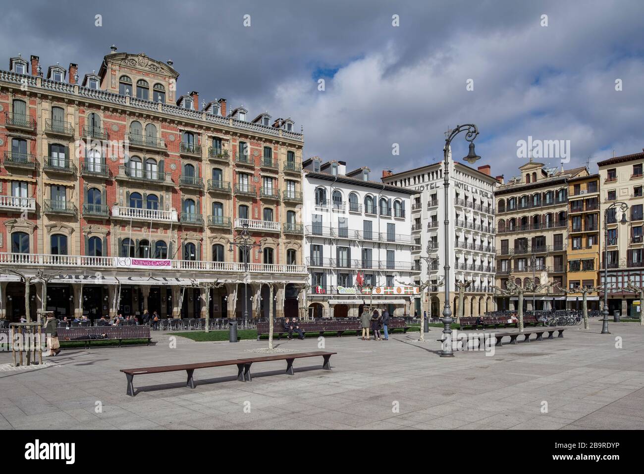 Fassade des neuen Casinos und des Gran Hotel la Perla auf der Plaza del Castillo in der Stadt Pamplona, Navarra, Spanien, Europa Stockfoto
