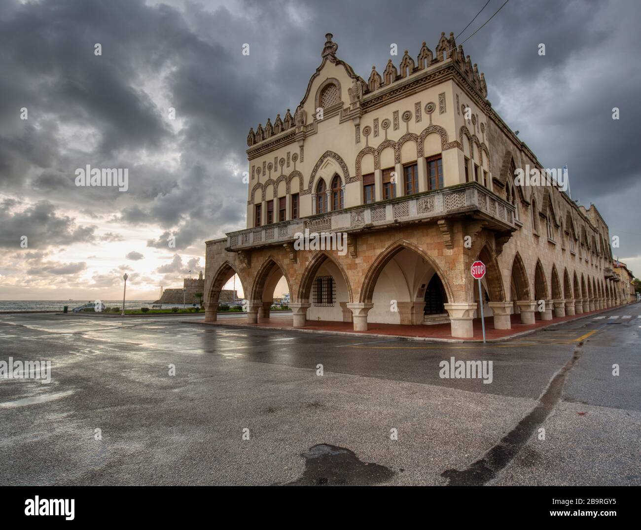 Gouverneurspalast in Rhodos in den frühen Morgenstunden. Stockfoto