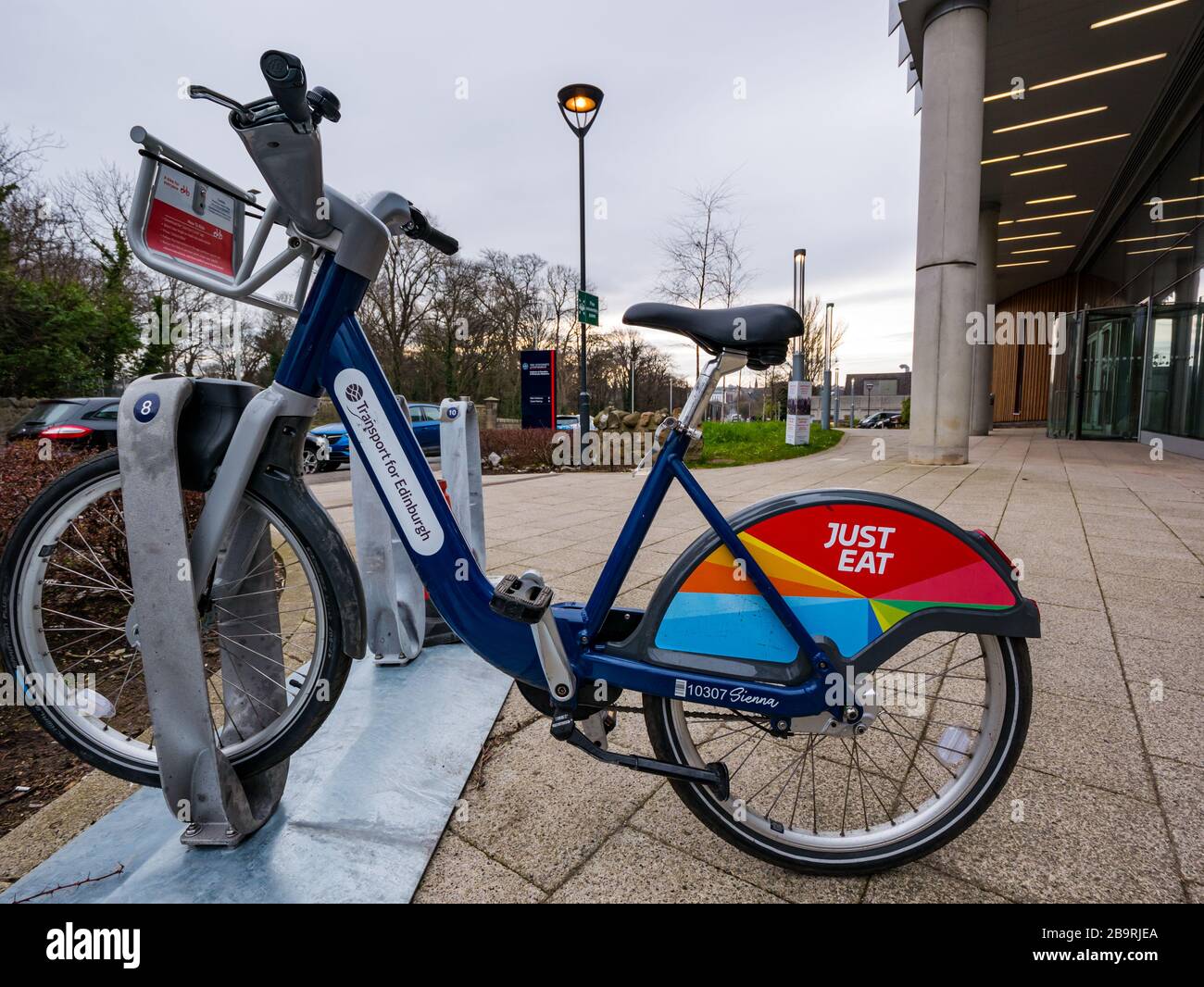Edinburgh, Schottland, Großbritannien, 25. März 2020. "Just Eat Bikes" kündigt die kostenlose Nutzung von Elektrorädern für NHS-Mitarbeiter an und erhöht die Bereitstellung in bestimmten Krankenhäusern, darunter dem Western General Here. Anfang dieses Monats wurde das Elektrofahrradprogramm eingeführt. Zu Beginn des Arbeitstages steht nur ein Fahrrad im Park Stockfoto