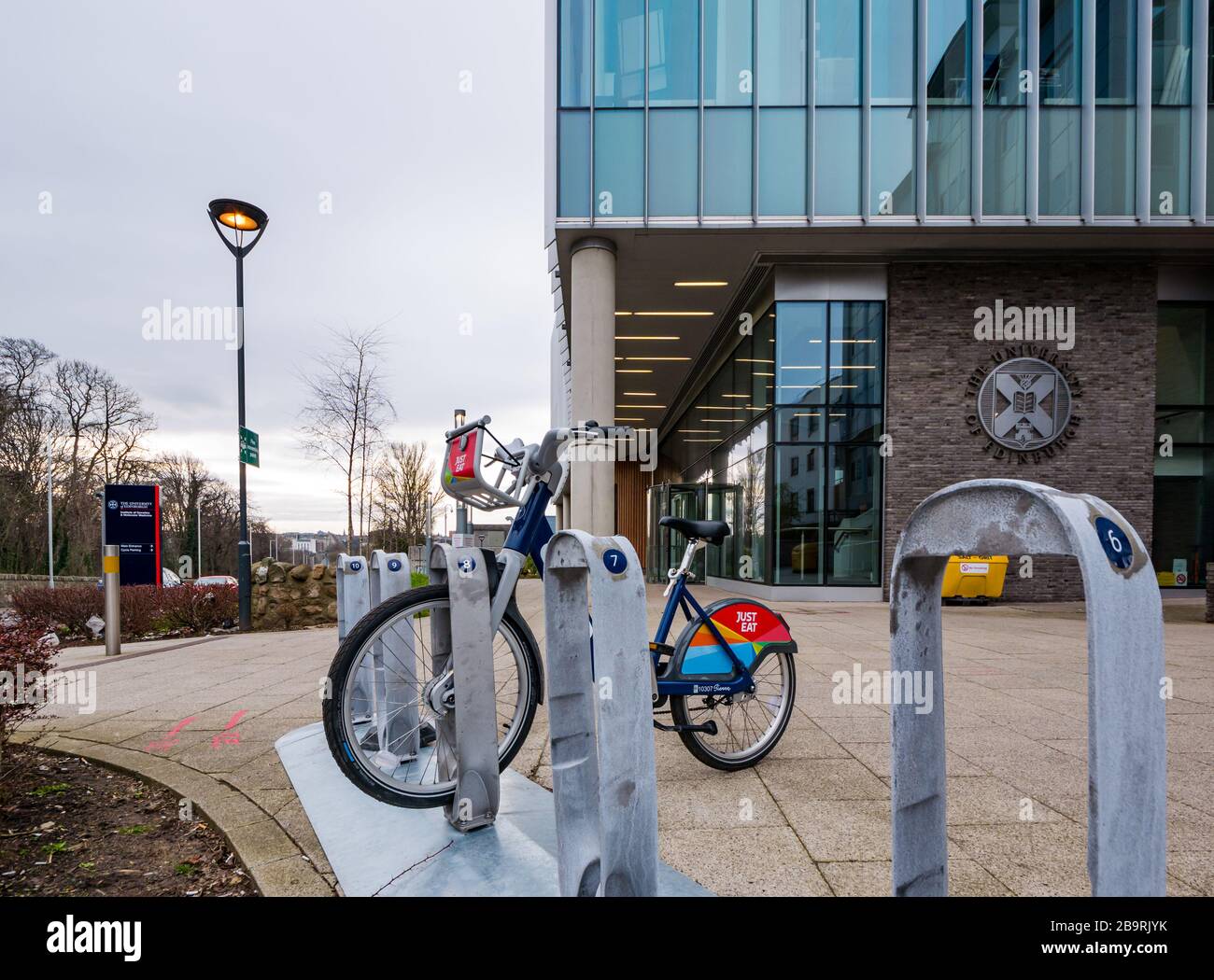 Edinburgh, Schottland, Großbritannien, 25. März 2020. "Just Eat Bikes" kündigt die kostenlose Nutzung von Elektrorädern für NHS-Mitarbeiter an und erhöht die Bereitstellung in bestimmten Krankenhäusern, darunter dem Western General Here. Anfang dieses Monats wurde das Elektrofahrradprogramm eingeführt. Zu Beginn des Arbeitstages steht nur ein Fahrrad im Park Stockfoto