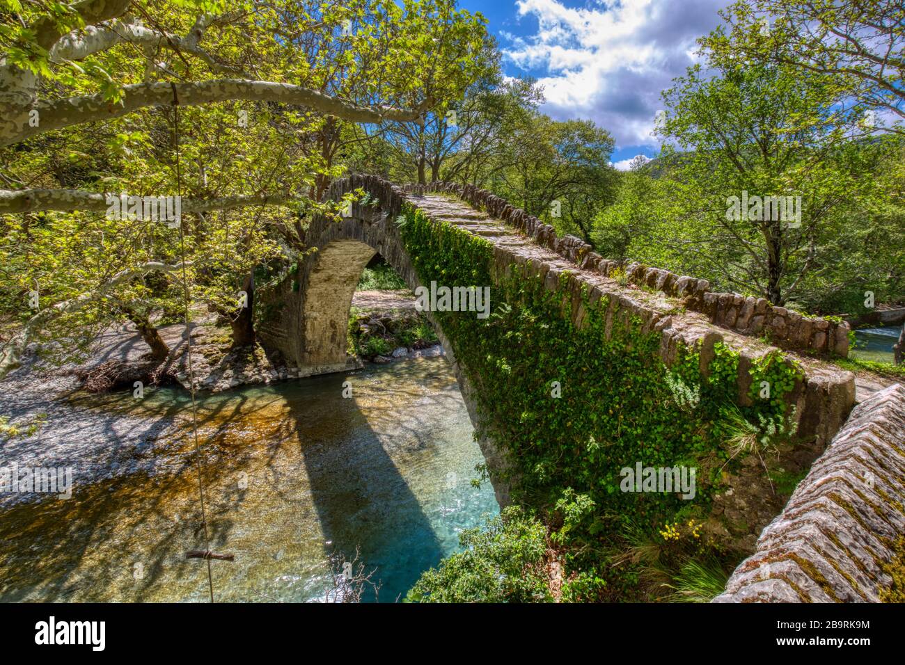 Alte Steinbrücke in Klidonia Zagori, Epirus, Westgriechenland. Diese Bogenbrücke mit verlängertem Bogen, die im Jahr 1853 erbaut wurde. Stockfoto