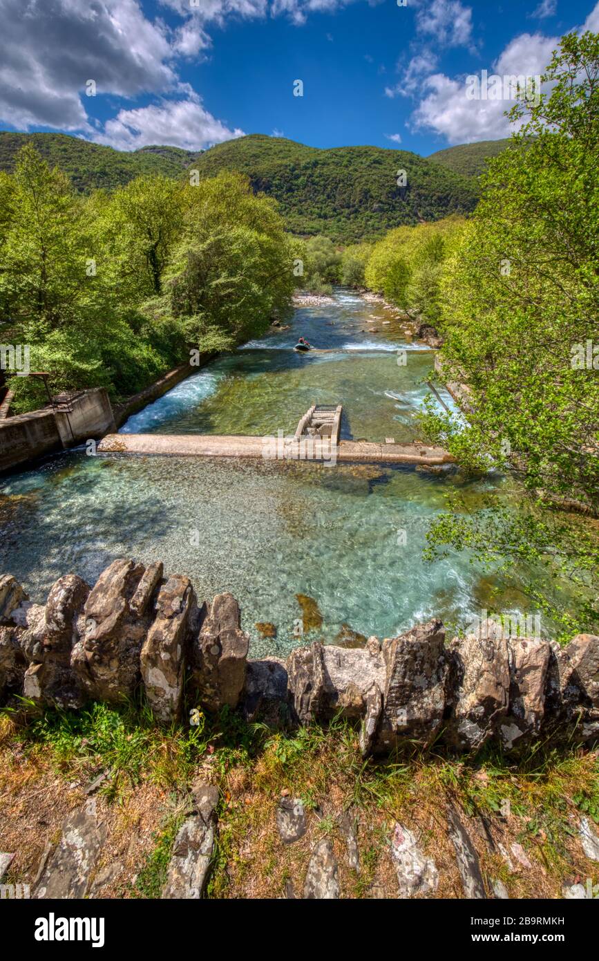 Alte Steinbrücke in Klidonia Zagori, Epirus, Westgriechenland. Diese Bogenbrücke mit verlängertem Bogen, die im Jahr 1853 erbaut wurde. Stockfoto