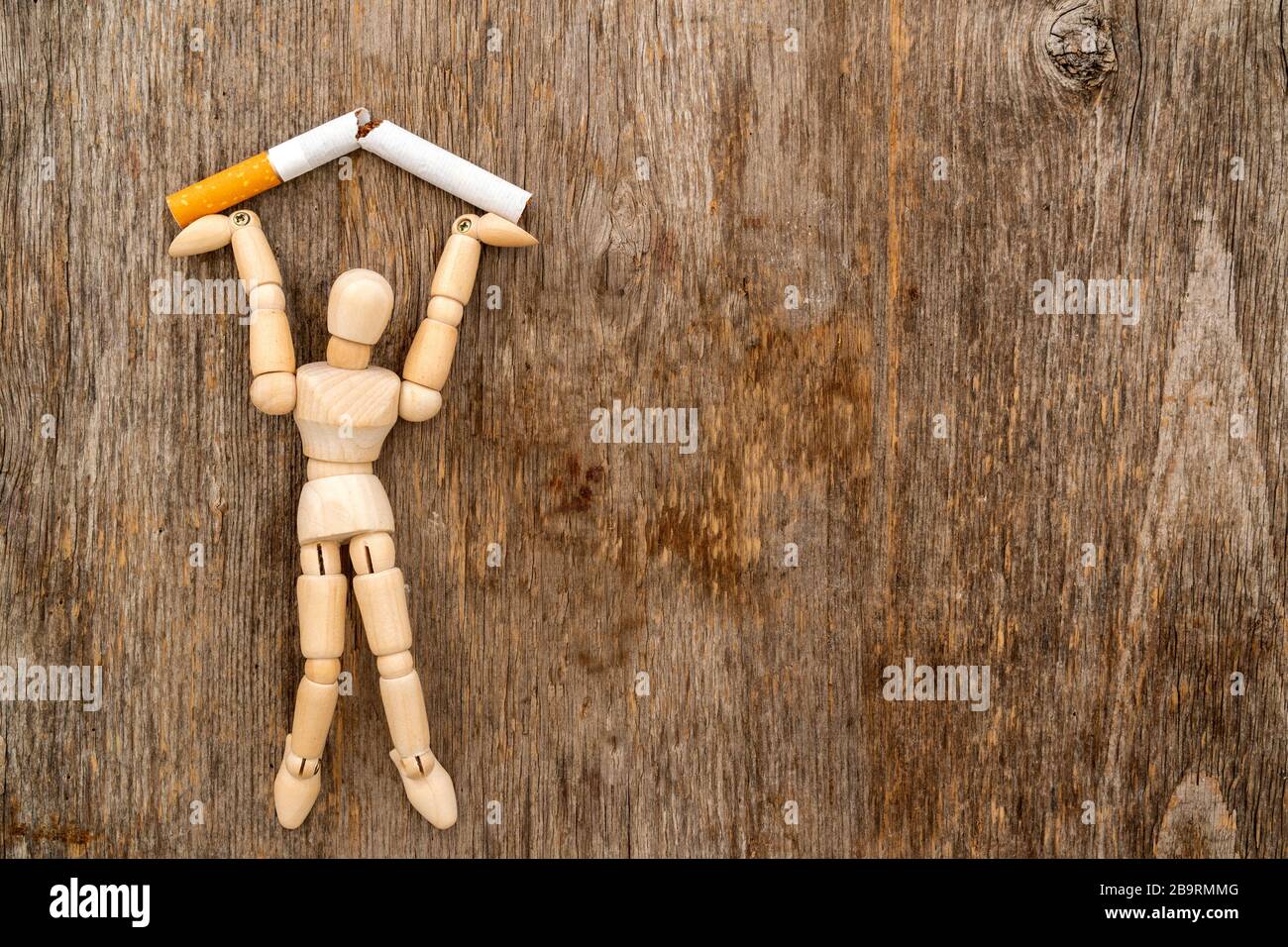 Rauchen beenden - Holzmann zerquetscht Zigarette. Rauchverbot. Stockfoto