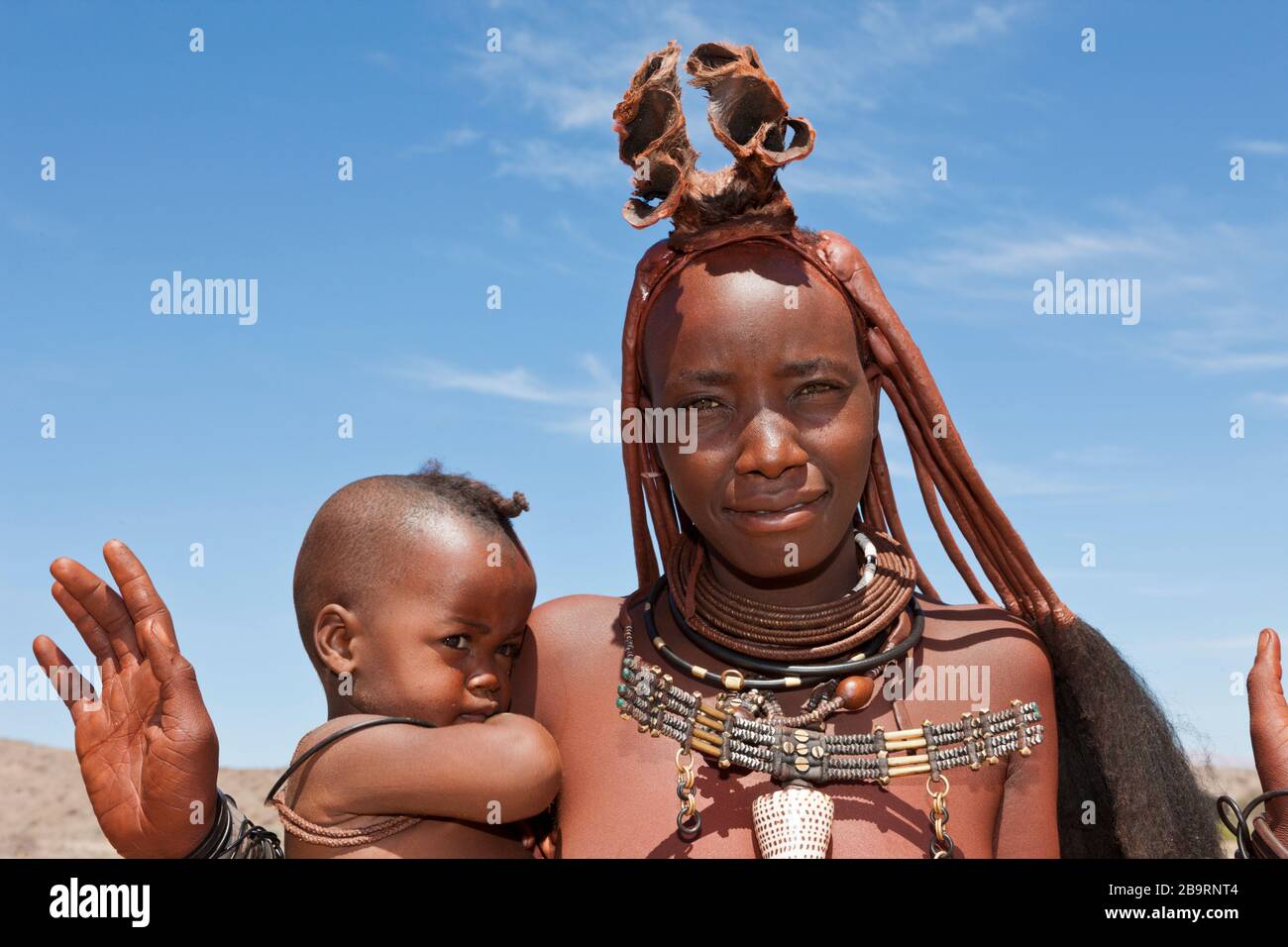 Himba Woman Traying Baby, Damaraland, Namibia Stockfoto