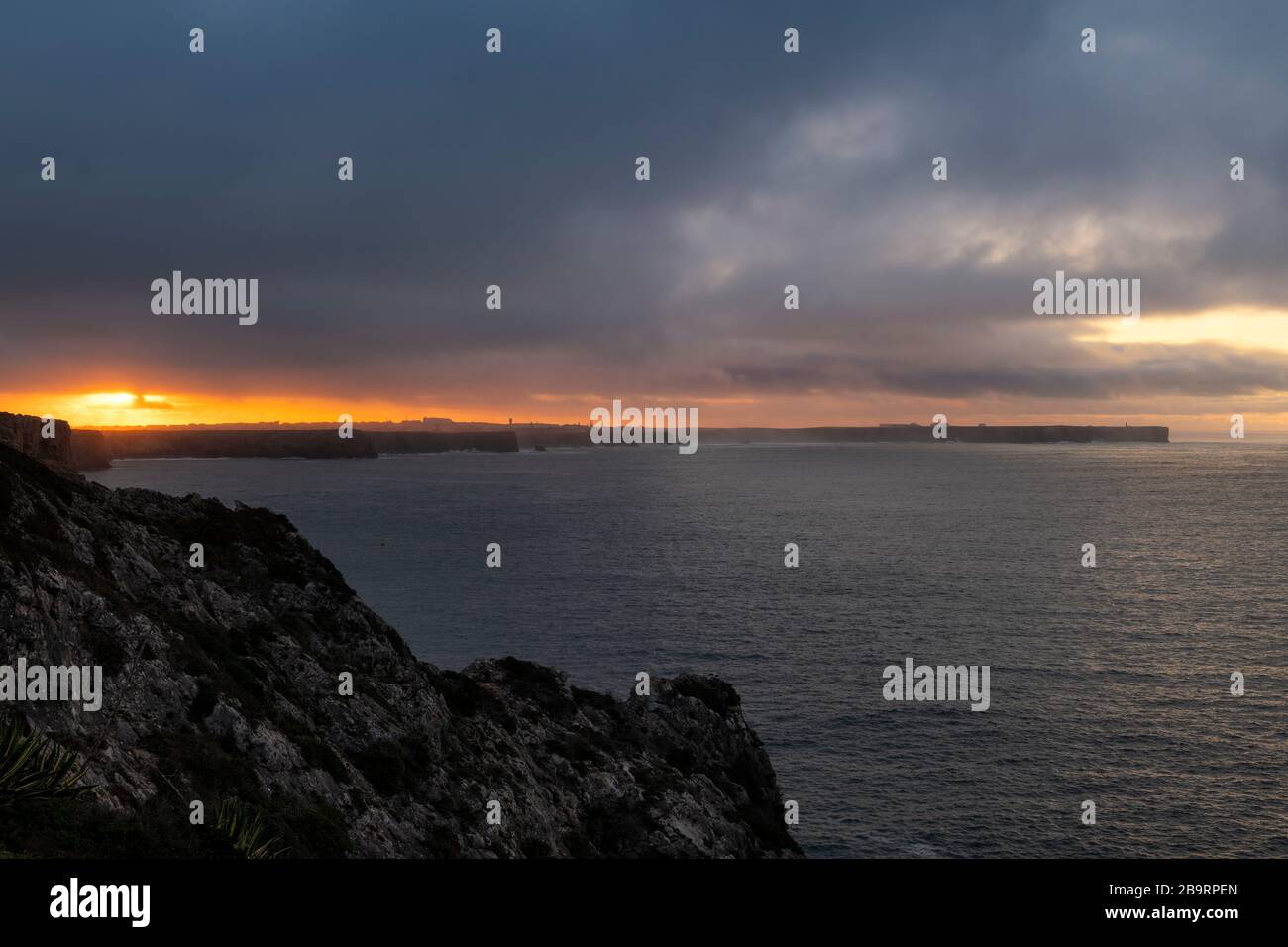 Wunderschöner Blick auf das Vorgebirge von Sagres vom Fort Beliche bei Sonnenaufgang, an der Algarve, Portugal Stockfoto