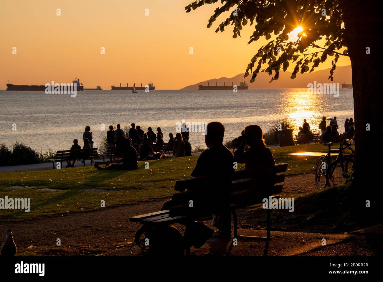 Sonnenuntergang im Sommer am English Bay Beach in Vancouver, British Columbia, Kanada Stockfoto