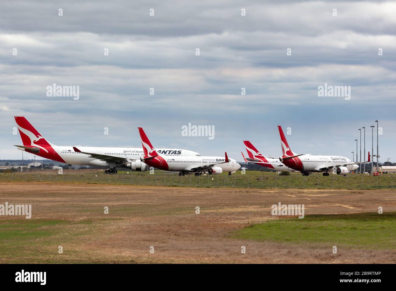 Qantas Flugzeug, das am Flughafen Avalon geparkt wurde, wurde während der Flugausfälle während des COVID-19-Ausbruchs (Coronavirus) geerdet, der die Luft lähmte Stockfoto