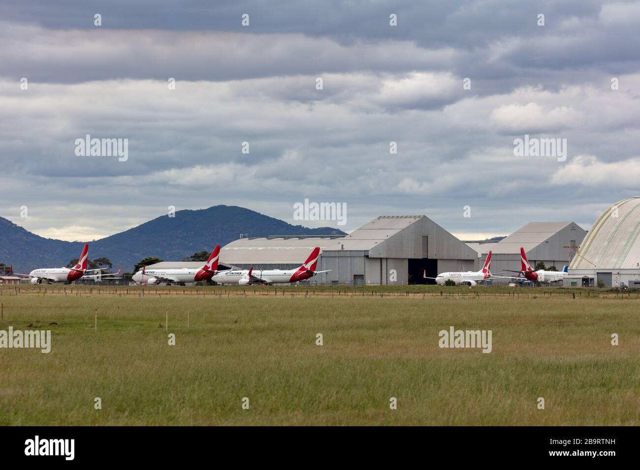 Qantas Flugzeug, das am Flughafen Avalon geparkt wurde, wurde während der Flugausfälle während des COVID-19-Ausbruchs (Coronavirus) geerdet, der die Luft lähmte Stockfoto
