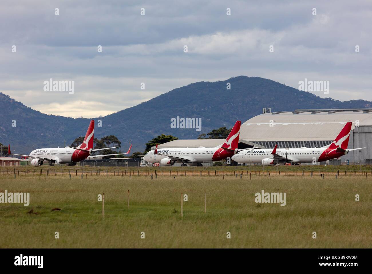 Qantas Flugzeug, das am Flughafen Avalon geparkt wurde, wurde während der Flugausfälle während des COVID-19-Ausbruchs (Coronavirus) geerdet, der die Luft lähmte Stockfoto