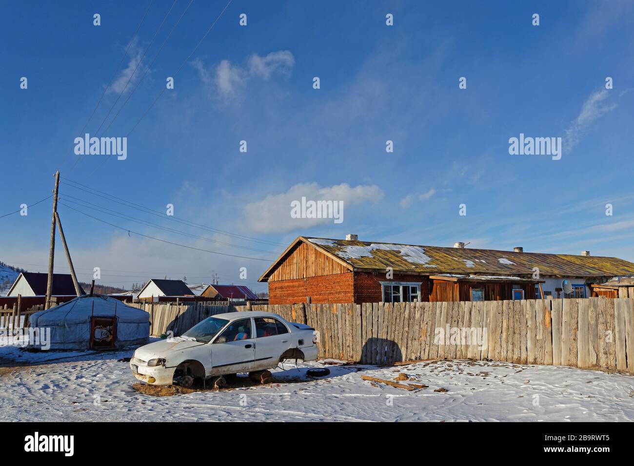 Khatgal, MONGOLIA, 1. März 2020: Khatgal Streets im Winter. Die kleine Stadt ist als eine der kältesten Städte der Mongolei bekannt, aber sie verdankt ihre jüngste Stadt Stockfoto