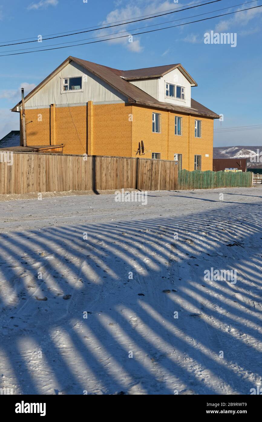 Khatgal, MONGOLIA, 1. März 2020: Khatgal Streets im Winter. Die kleine Stadt ist als eine der kältesten Städte der Mongolei bekannt, aber sie verdankt ihre jüngste Stadt Stockfoto