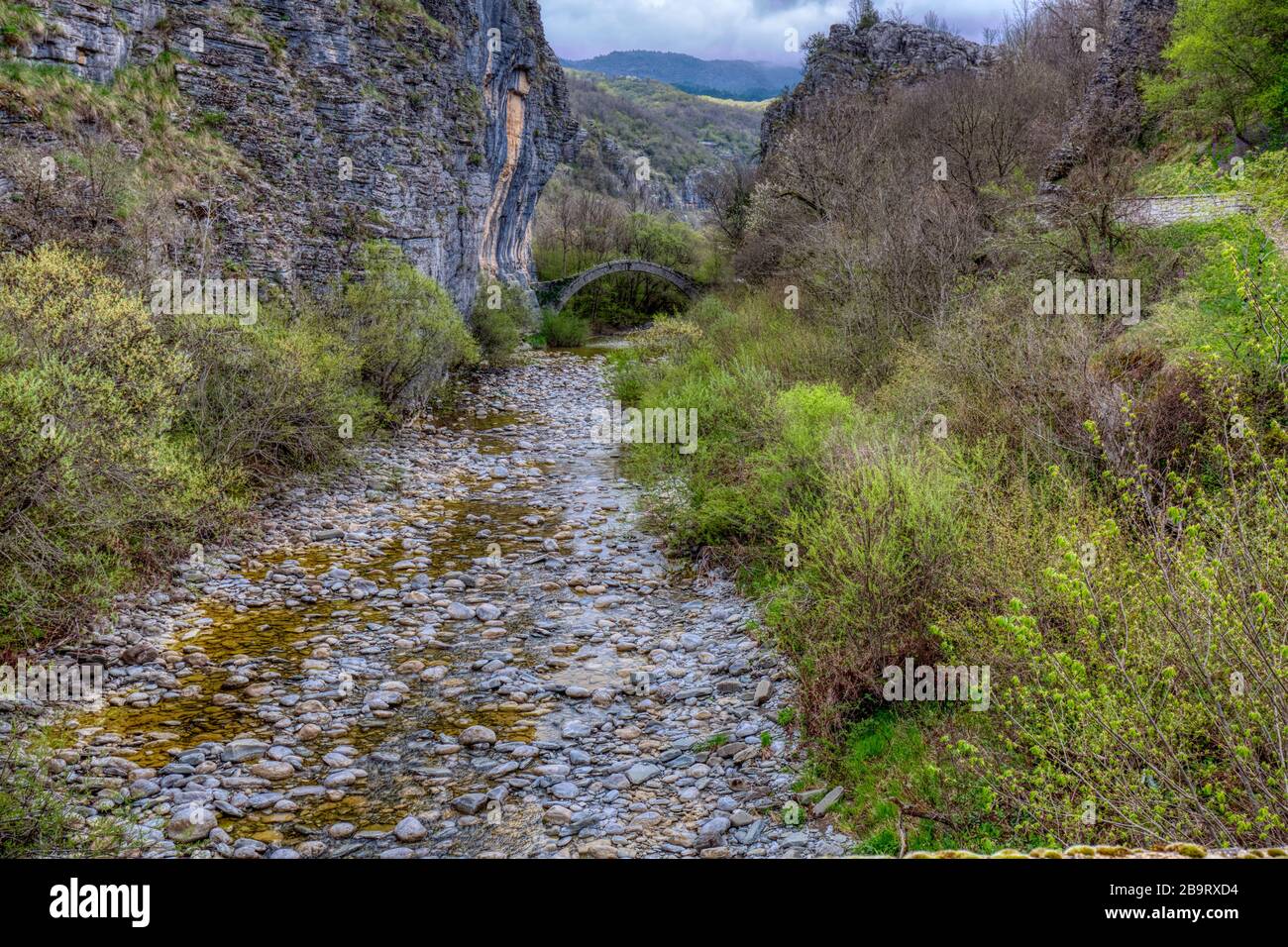 Die Steinbrücke beim Dorf Kipoi, einem der Zagorochoria-Dörfer im Zentrum Zagori, Region Epirus, im Nordwesten Griechenlands Stockfoto