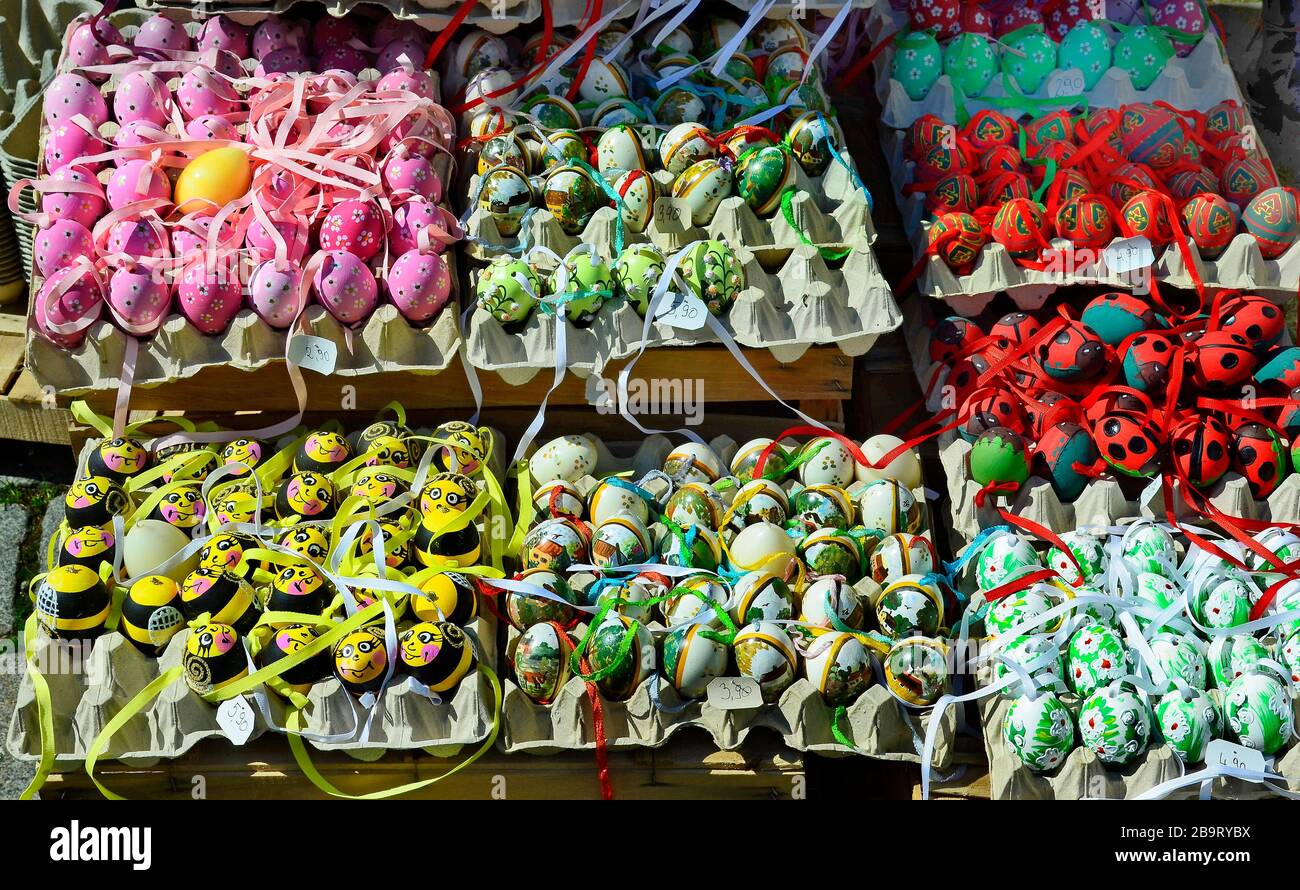 Wien, Österreich, zeigt mit bunten Ostereiern auf dem traditionellen Ostermarkt auf dem Freyung-Platz Stockfoto