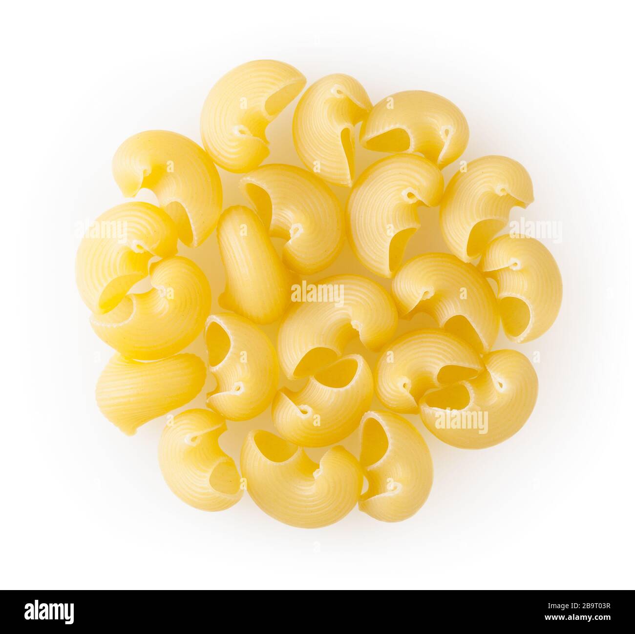 Ungekochte Pipe-Rigate-Pasta isoliert auf weißem Hintergrund mit Beschneidungspfad Stockfoto