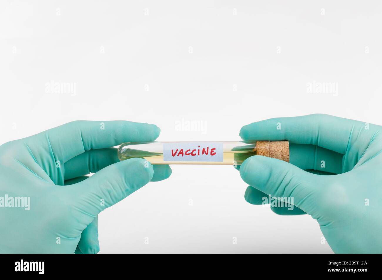 Impfstoff-Antivirus in Glasröhrchen. Behandlung von Medikamenten isoliert auf weißem Hintergrund. Stockfoto
