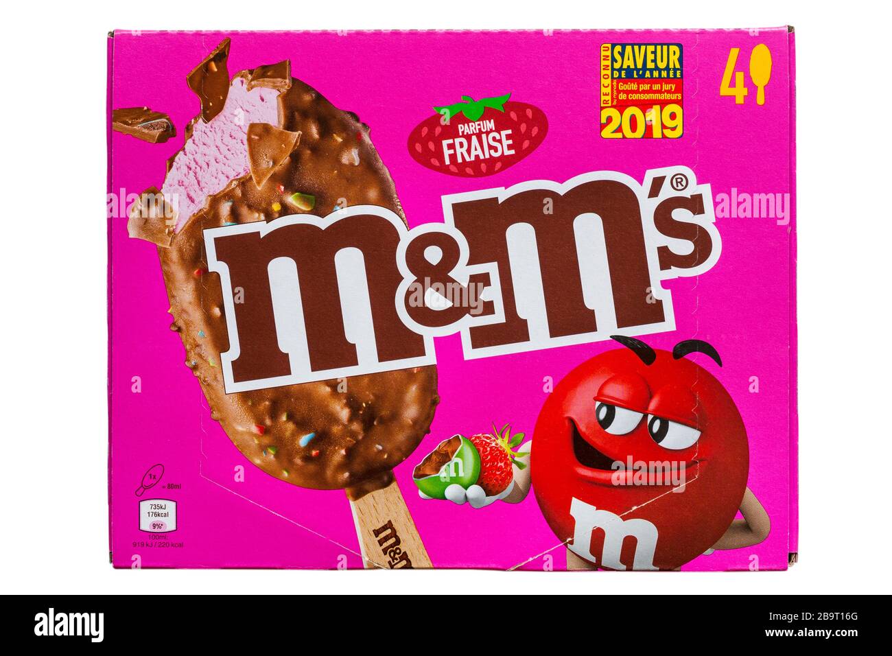 Schachtel mit Erdbeergeschmack M&M's Eis Erdbeergeschmack Eiscreme mit einer Schicht aus Kakao und M&M Schokoladenchips isoliert auf weiß Stockfoto