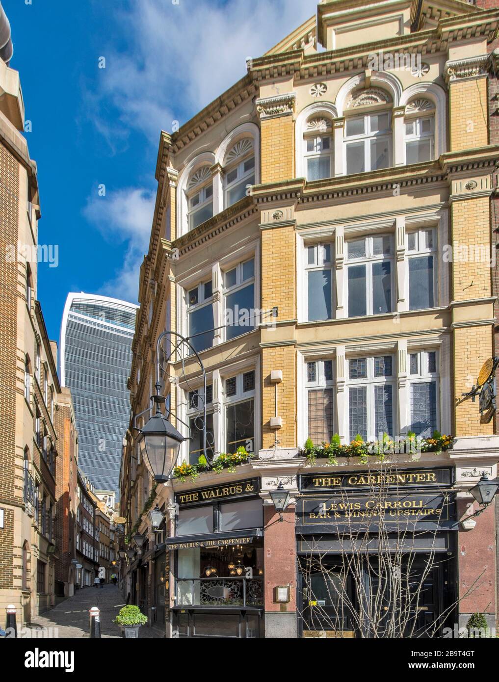 LONDON THE WALRUS AND CARPENTER LEWIS CARROLL PUB ODER ÖFFENTLICHES HAUS IN LOVAT LANE DEN WALKIE-TALKIE-WOLKENKRATZER DAHINTER Stockfoto