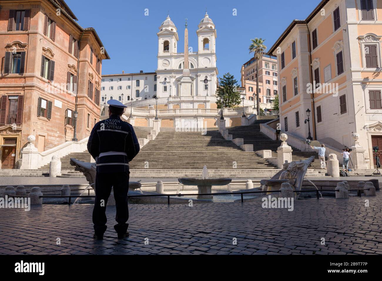 ROM, ITALIEN - 12. März 2020: Eine Polizei steht allein vor der spanischen Treppe in Rom, Italien. Einsperrungsmaßnahmen werden nach dem coron durchgesetzt Stockfoto