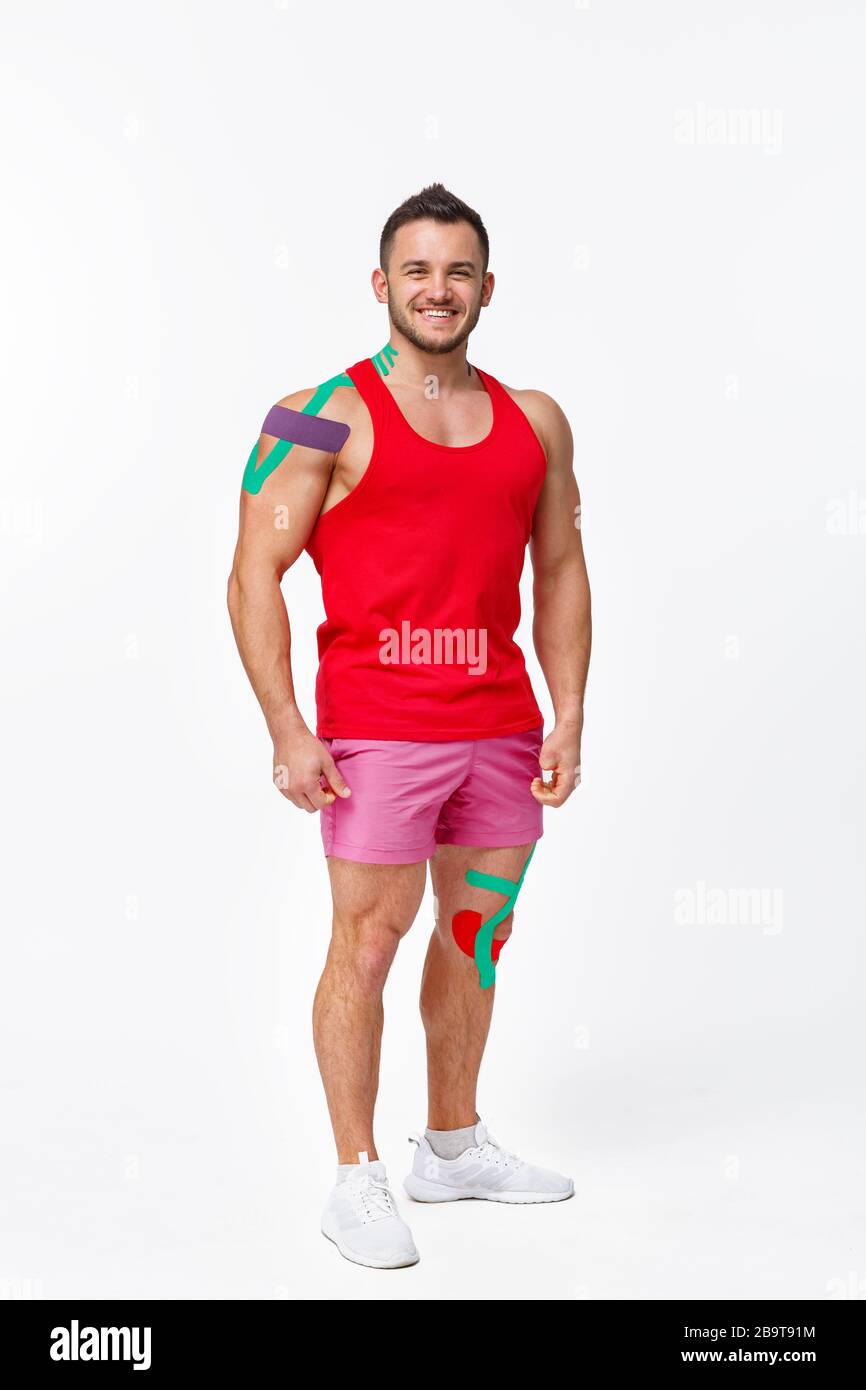 Kinesiologie Taping.Kinesiologie Band auf dem Knie und der Schulter des Patienten Stockfoto