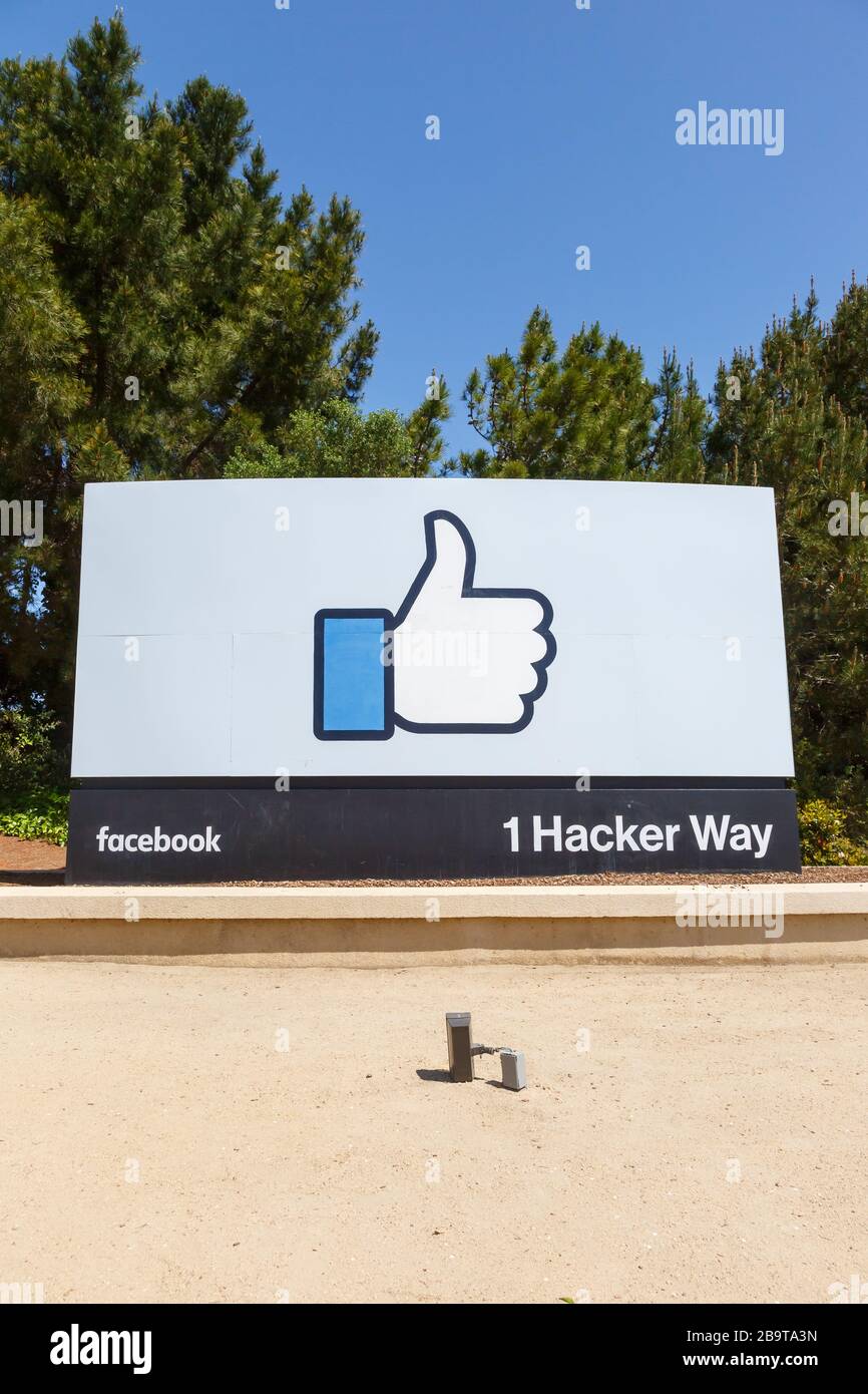 Menlo Park, Kalifornien - 10. April 2019: Facebook Headquarter Headquarters HQ Daumen nach oben wie Logo Schild Silicon Valley Portrait Format Menlo Park in Ca Stockfoto