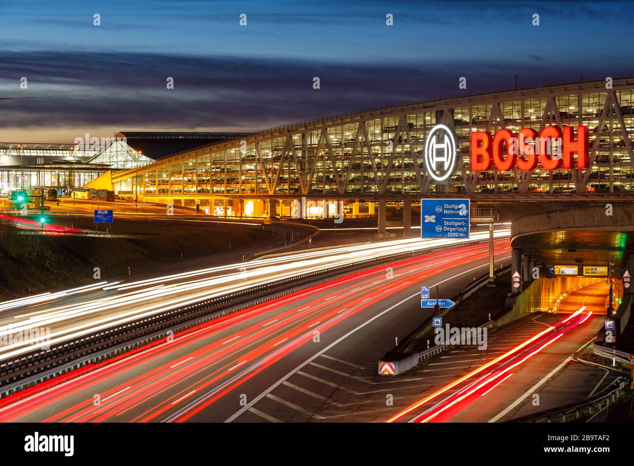 Stuttgart - 11. Januar 2020: Messe Stuttgart expo Verkehr Autobahn A8 Autobahn Messe Bosch Parkhaus in Deutschland. Stockfoto