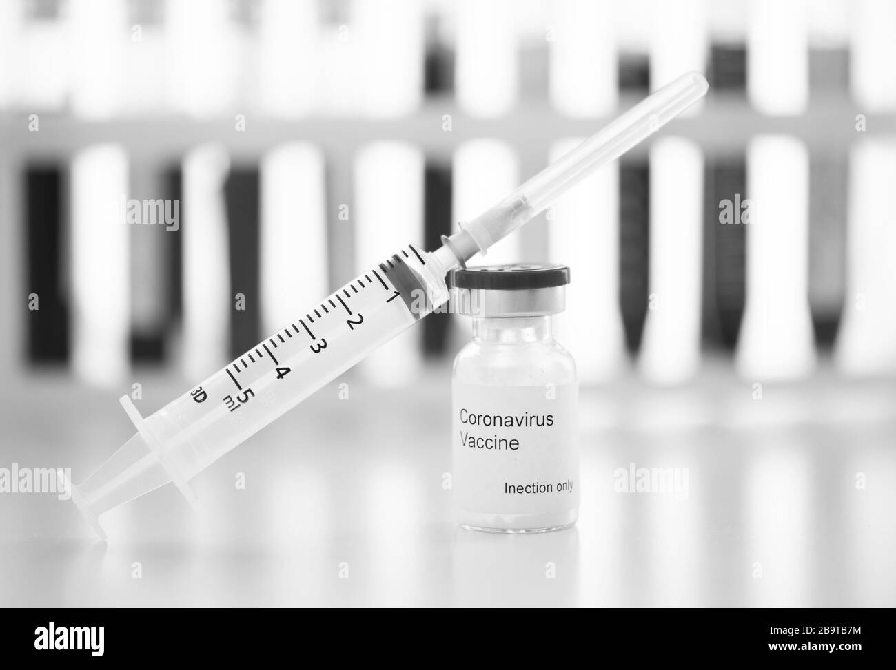 Reagenzgläser mit Blutproben-Covid-19-Coronavirus. Impfstoff- und Spritzenspritzeninjektion, die es zur Vorbeugung, Immunisierung und Behandlung von COVID verwendet Stockfoto
