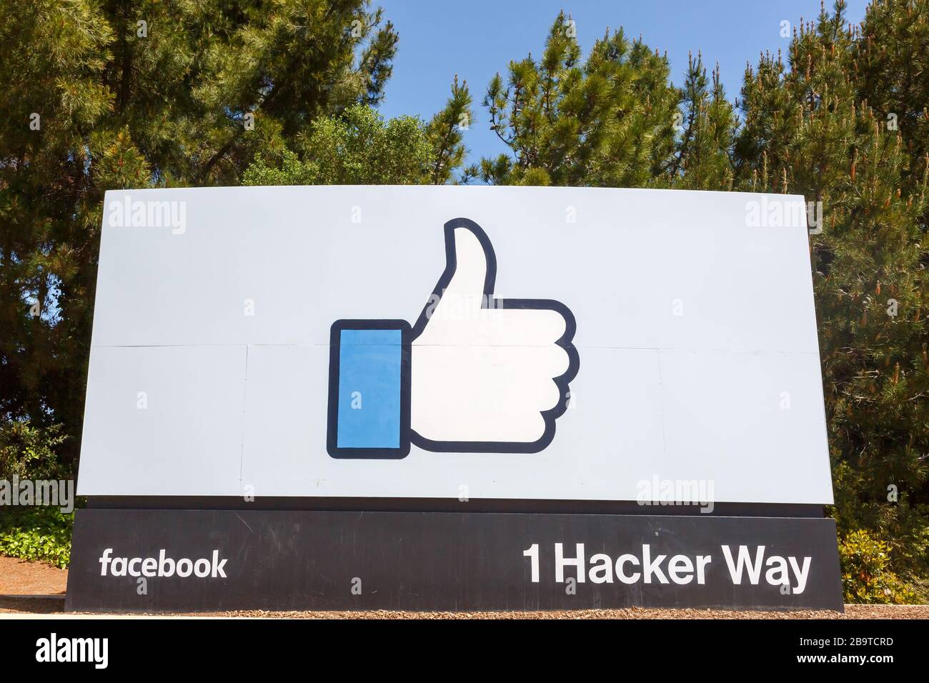 Menlo Park, Kalifornien - 10. April 2019: Facebook Headquarter Headquarters HQ thumbs up like Logo sign Silicon Valley Menlo Park in California. Stockfoto