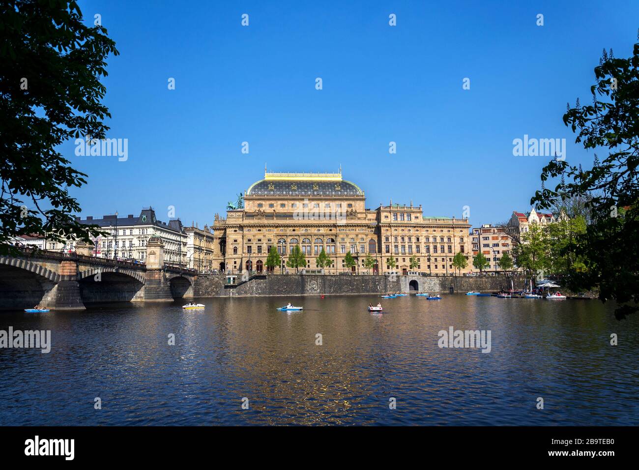 Prag Panorama mit Nationaltheater am Ufer der Moldau, Prag, Tschechien, sonniger Sommertag Stockfoto
