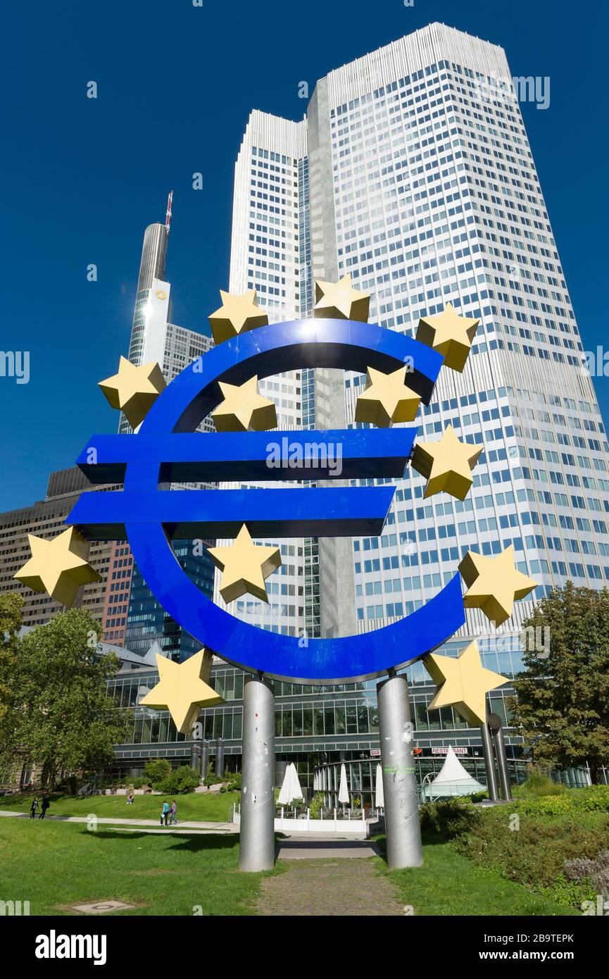 Ein riesiges Euro-Symbol vor dem Gebäude der Europäischen Zentralbank in Frankfurt Stockfoto