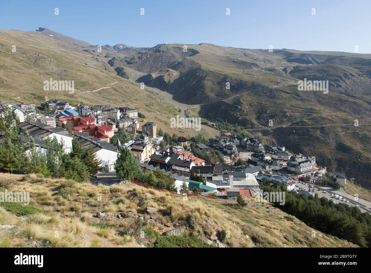Das Dorf Pradolano, das Skigebiet Sierra Nevada in den Bergen oberhalb von Granada, Andalusien, Spanien Stockfoto