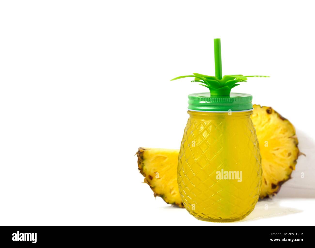 Ananasaft in Flasche isoliert auf weißem Hintergrund Stockfoto