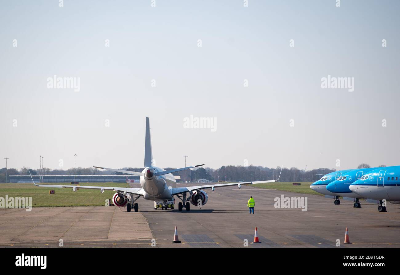 Flugzeuge werden nach reduzierten Flügen mit Reisebeschränkungen und einem enormen Nachfragerückgang infolge der Coronavirus-Pandemie zu Parkplätzen am Flughafen Norwich gebracht. Stockfoto