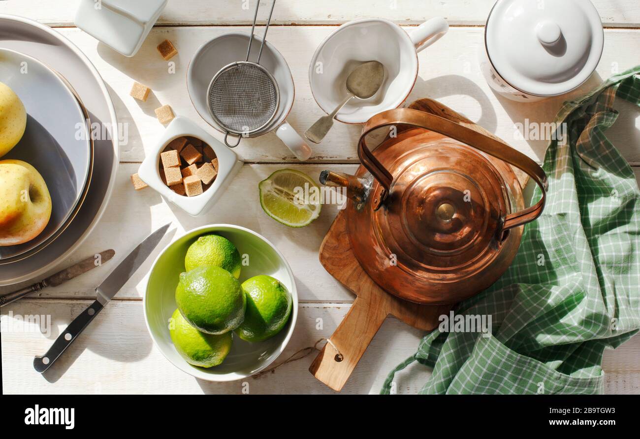 Küche Stillleben mit Kupferkessel, Keramikgeschirr und Obst am sonnigen Tag, Draufsicht Stockfoto