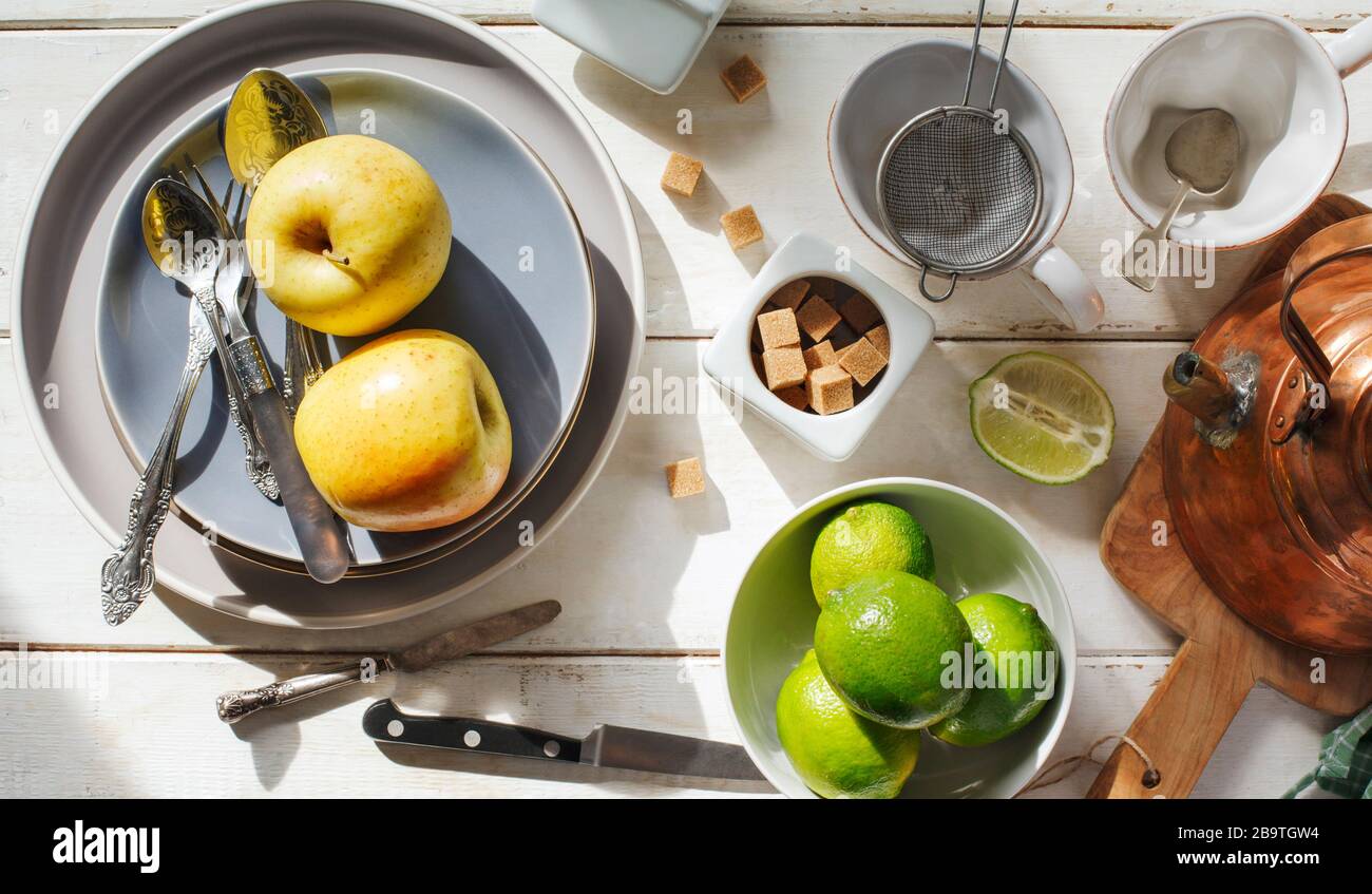 Küche Stillleben mit Früchten, Keramikgeschirr und Kupferkessel am sonnigen Tag, Draufsicht Stockfoto