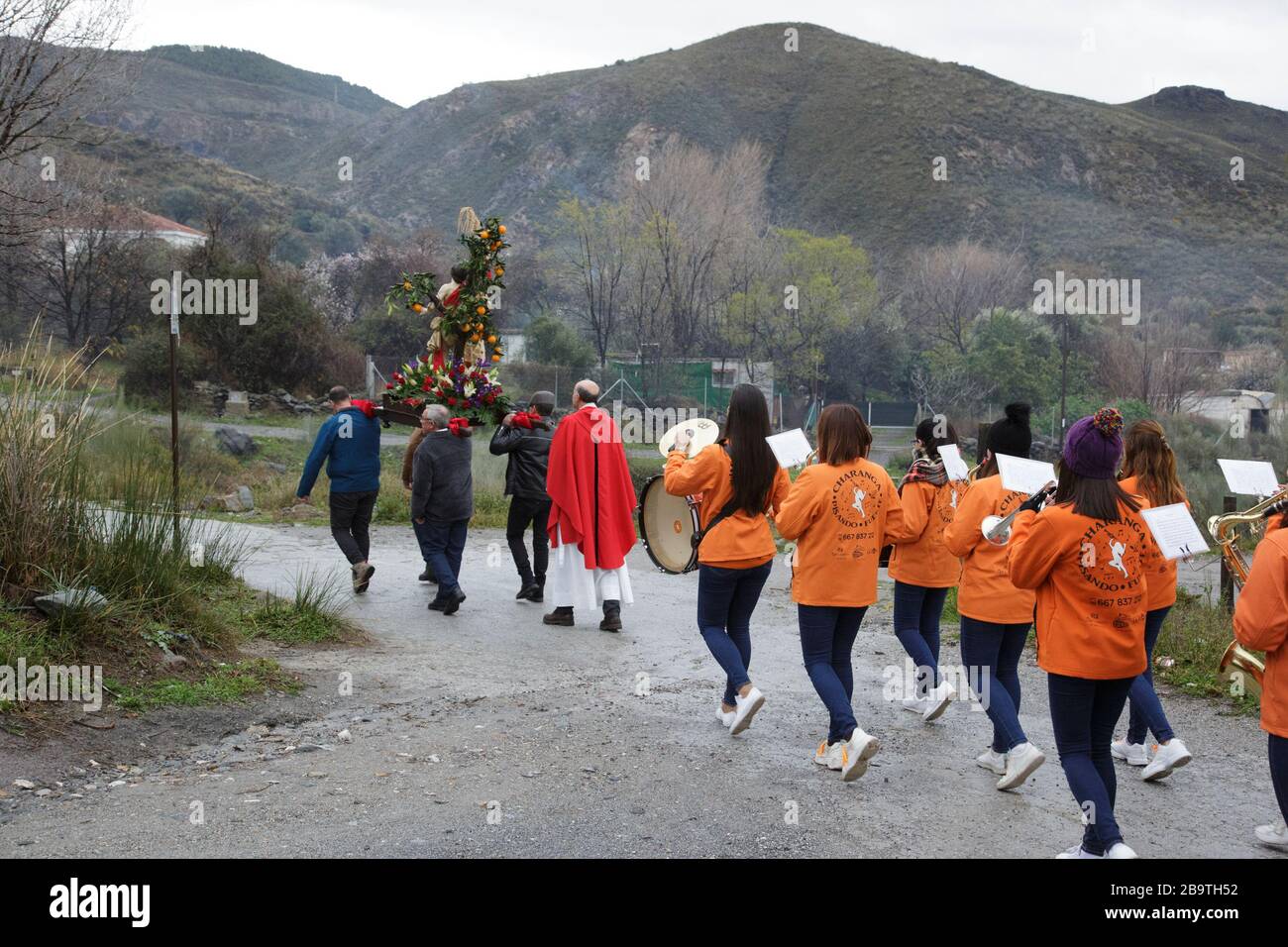 Eine religiöse Prozession für das katholische fest des Heiligen Sebastian, Bayacas Dorf, in der Nähe von Órgiva, Granada, Andalusien, Spanien, 25. Januar 2020 Stockfoto