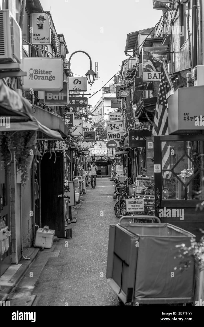 Kleine Gasse voller kleiner Bars in der Gegend von Golden Gai am Tag. Das Hotel befindet sich im Rotlichtviertel von Kabukichō, Shinjuku ward, Tokio, Japan Stockfoto